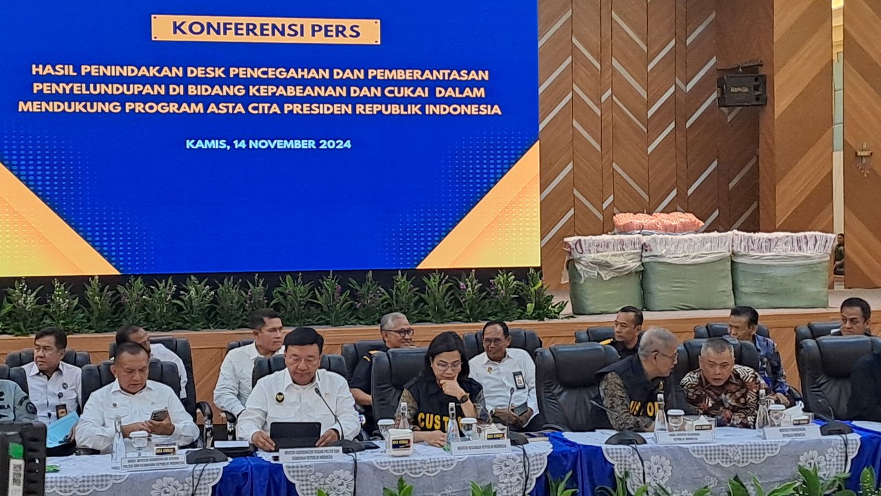 Konferensi pers penindakan terhadap barang-barang selundupan