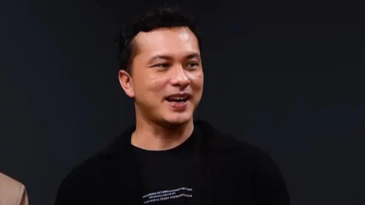 Foto Nicholas Saputra dengan potongan rambut pendek yang rapi (Sumber: Pinterest/wowkeren.com)