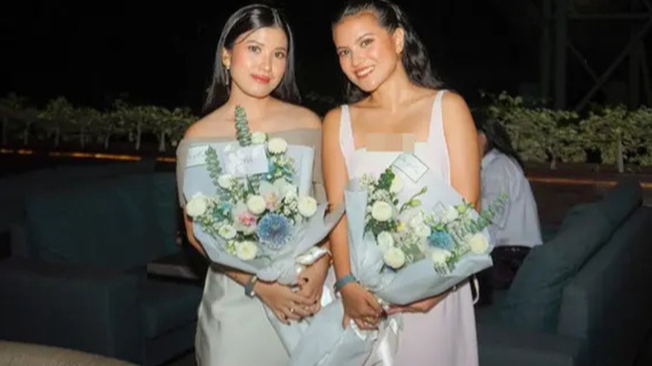 Dalam momen bahagia tersebut, Marsha Aruan dan Michelle tampil kompak dengan dress putih. Keduanya sangat elegan memakai gaun putih klasik sambil berpose memegang buket bunga. Tak lupa senyum