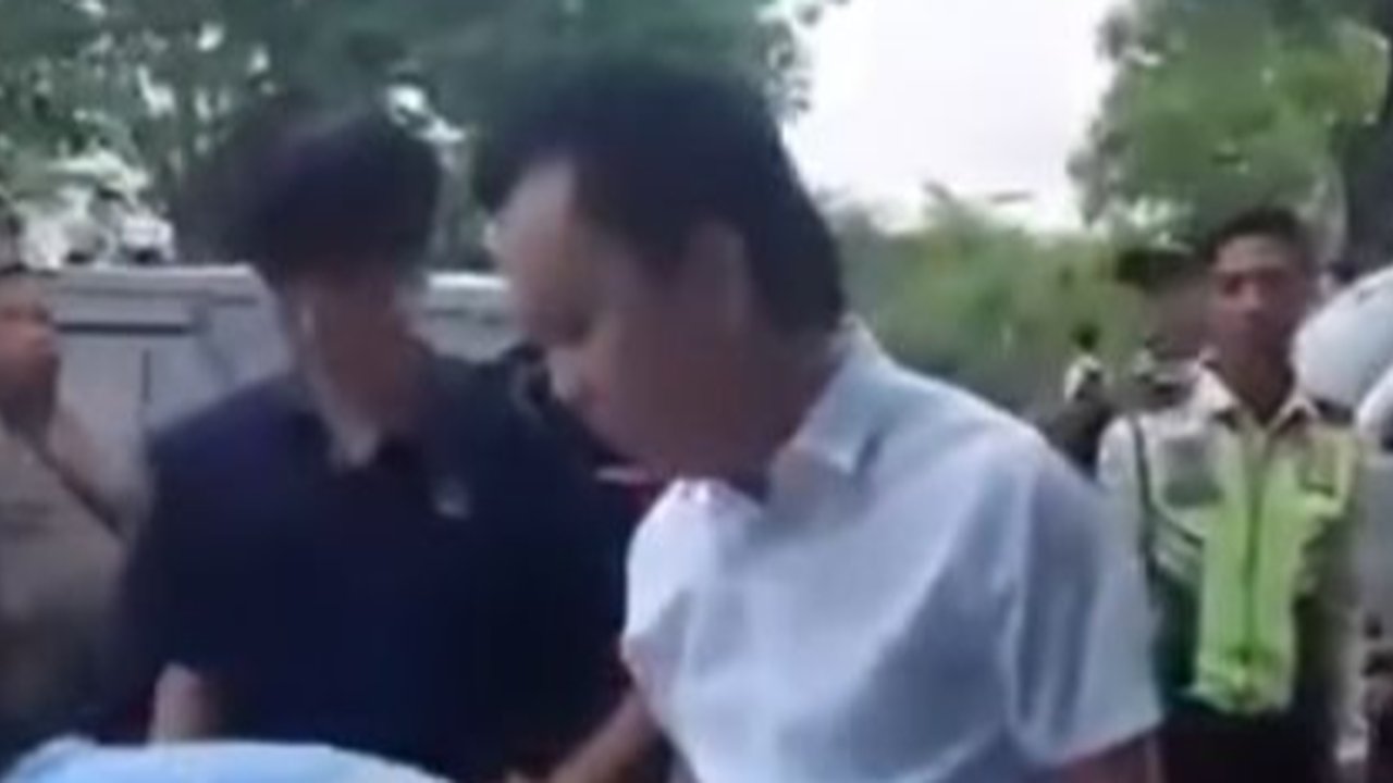Viral Video Pria Ngamuk Hukum Anak SMA Sujud dan Menggonggong