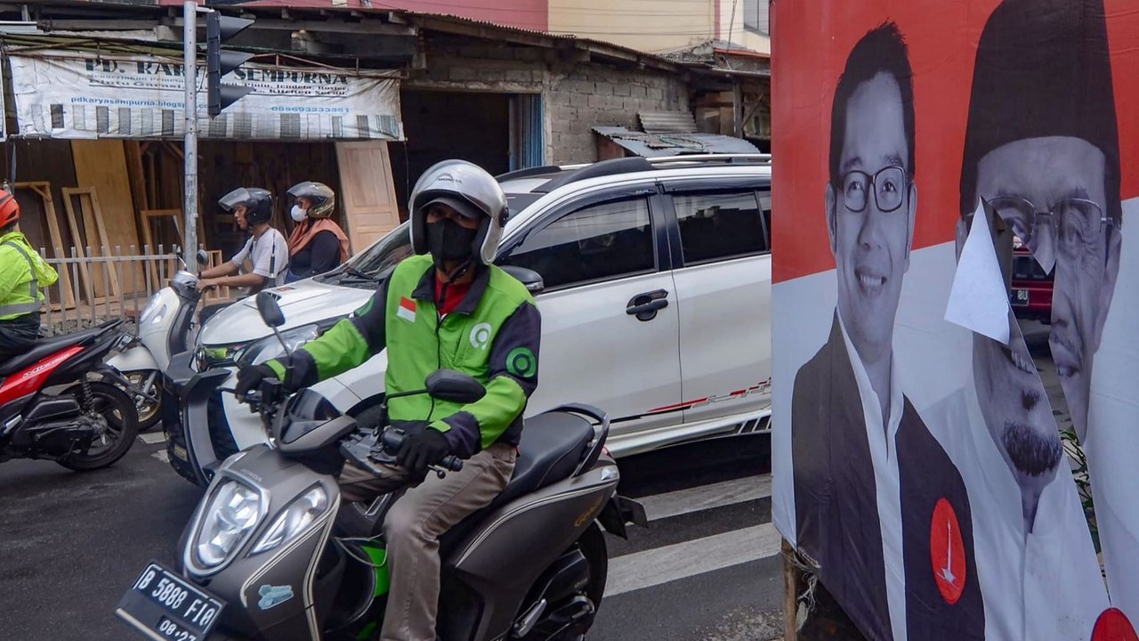 Baliho Ridwan Kamil (RK)-Suswono yang rusak di Jalan Bekasi Raya, Klender, Jakarta Timur, Senin (11/11/2024).