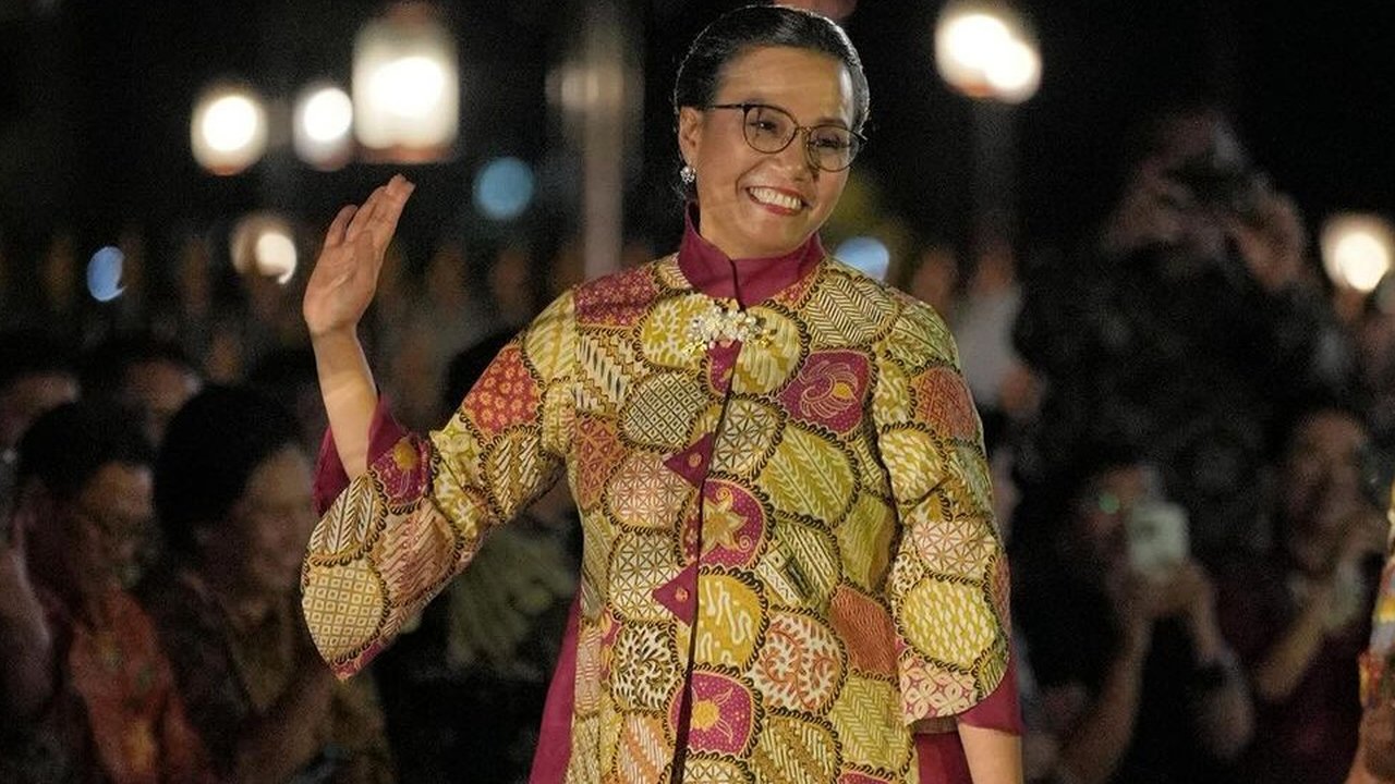 Tangkapan layar instagaram Menteri Keuangan (Menkeu) Sri Mulyani Indrawati saat hadir dalam acara Istana Berbatik. Sri Mulyani menulis bahwa Batik berasal dari Bahasa Jawa, yaitu “amba” yang berarti menulis dan juga kata “titik”. (@smindrawati)
