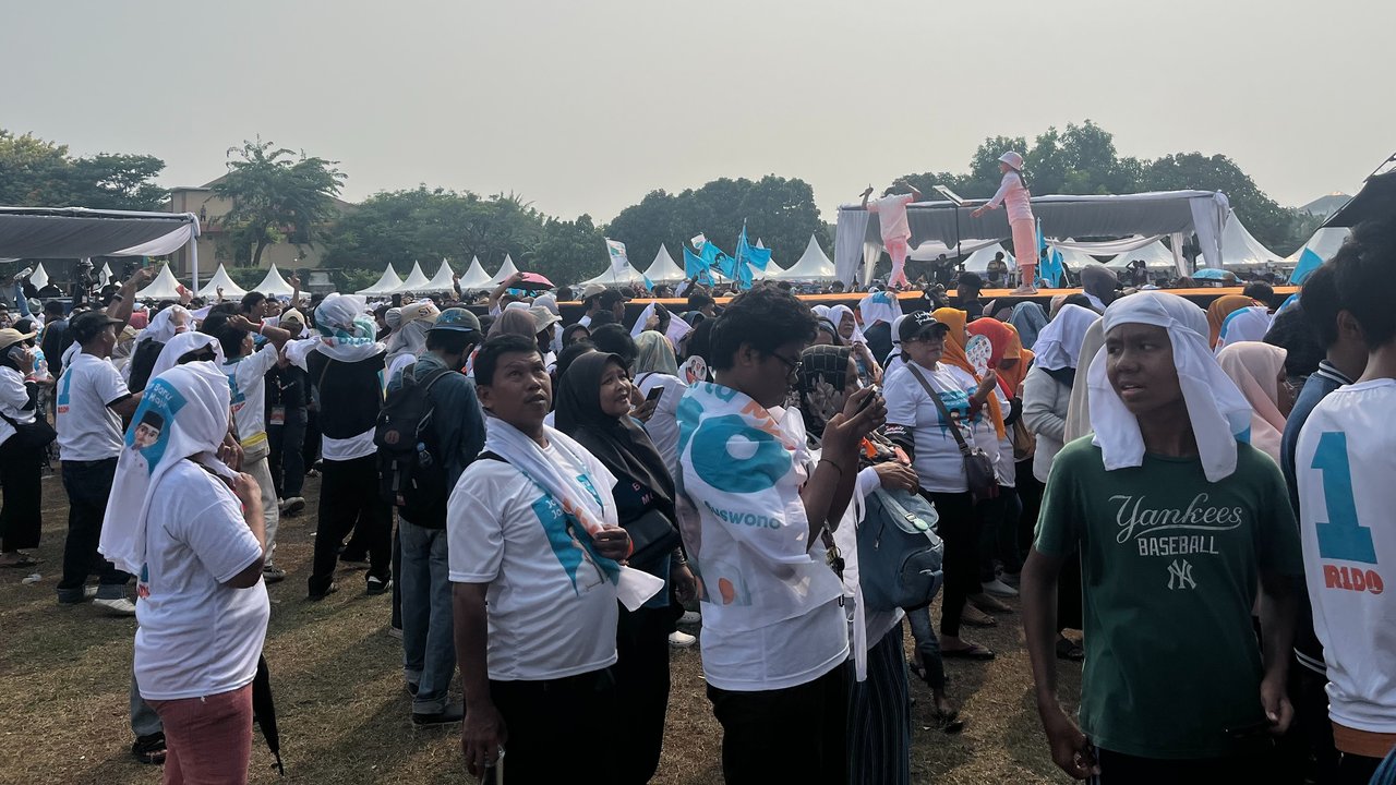 Pendukung Ridwan Kamil-Suswono Ramai Bawa Spanduk 'Gibranku' dalam kampanye akbar