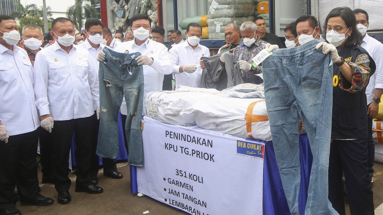 Menko Polkam Budi Gunawan dan Menkeu Sri Mulyani musnahkan barang penyelundupan, pada Kamis (15/11/2024).