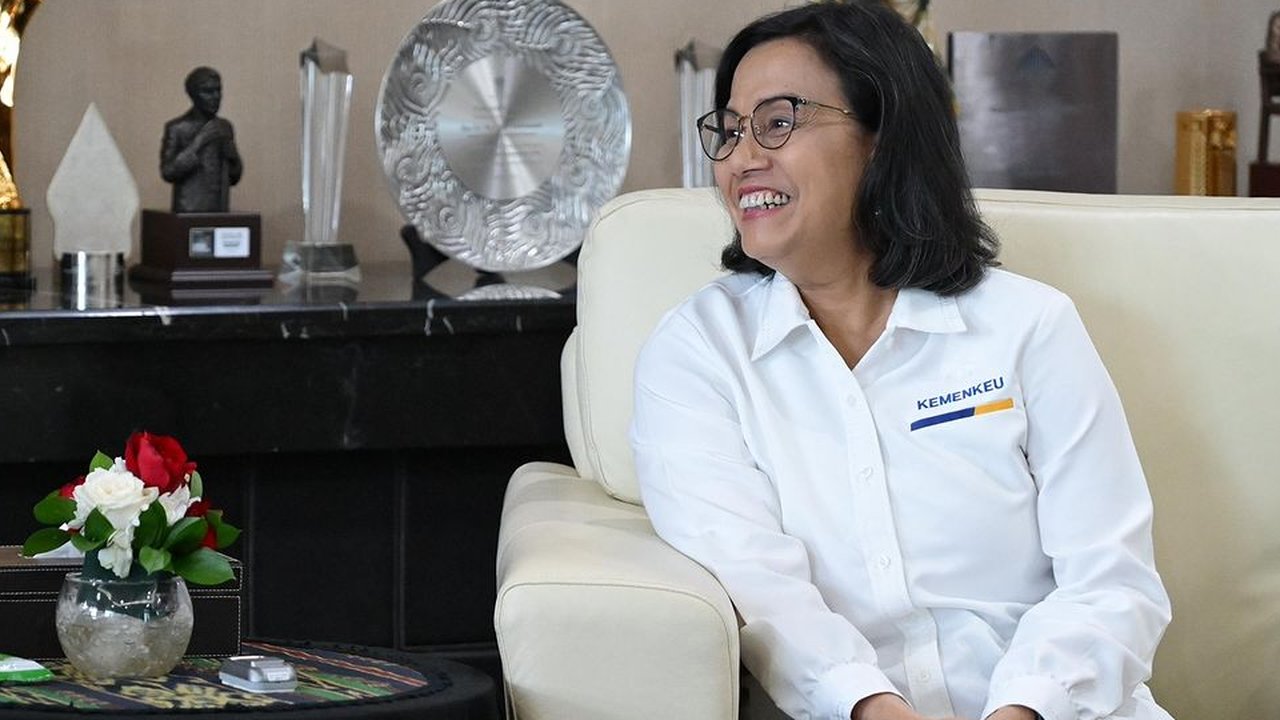 Senyum Semringah Sri Mulyani Dihadiahi Foto Spesial