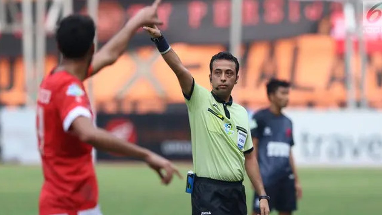 Wasit asal Iran, Bonyadifard Mooud (tengah) saat memimpin laga Persija melawan PSM Makassar di Stadion Patriot Candrabhaga, Bekasi, Selasa (15/8). Laga berakhir imbang 2-2. (Liputan6.com/Helm