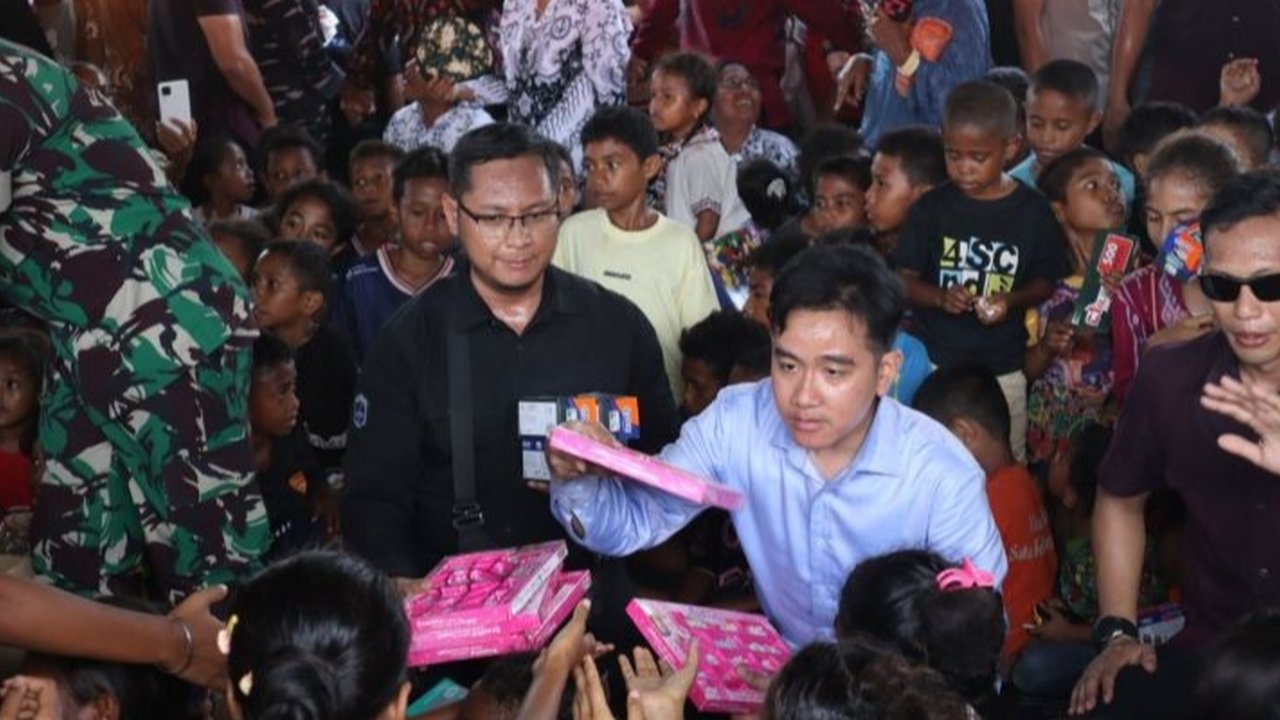Momen Wapres Gibran Kunjungi Pengungsi Erupsi Gunung Lewotobi Laki-Laki