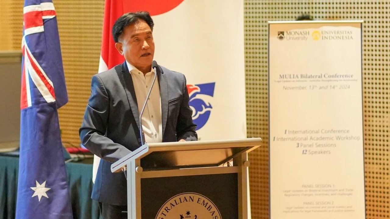 Yusril Ihza Mahendra, seorang advokat, akademisi di bidang hukum tata negara, politikus, dan salah seorang tokoh pemikir dan intelektual Indonesia. Ia pernah menjabat sebagai Menteri Hukum da