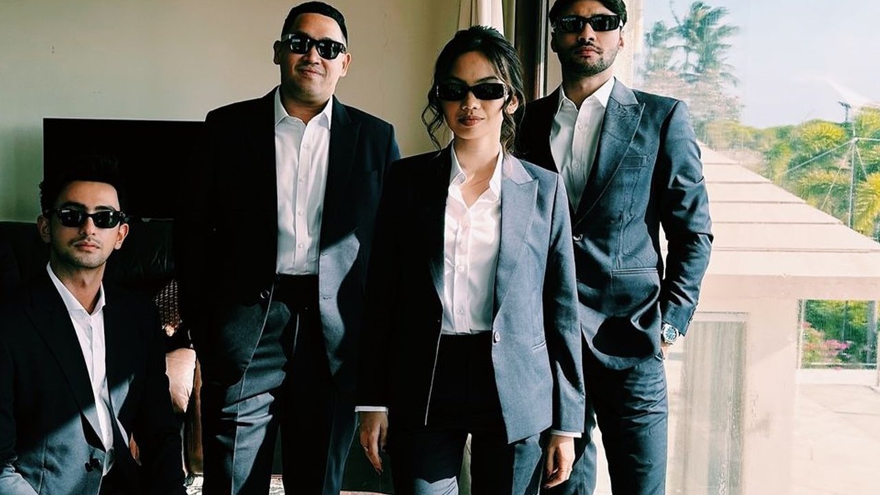 Omar Daniel dan Refal Hady tampil memesona dengan busana yang elegan. Para groomsmen kompak mengenakan setelan jas hitam dengan kemeja putih. Tampak kehadiran satu wanita, yakni Cintya. Kehadirannya memberi kesan berbeda sekaligus menarik dari penampilan para groomsmen Ibrahim Risyad. (Liputan6.com/IG/@kresnajulio)