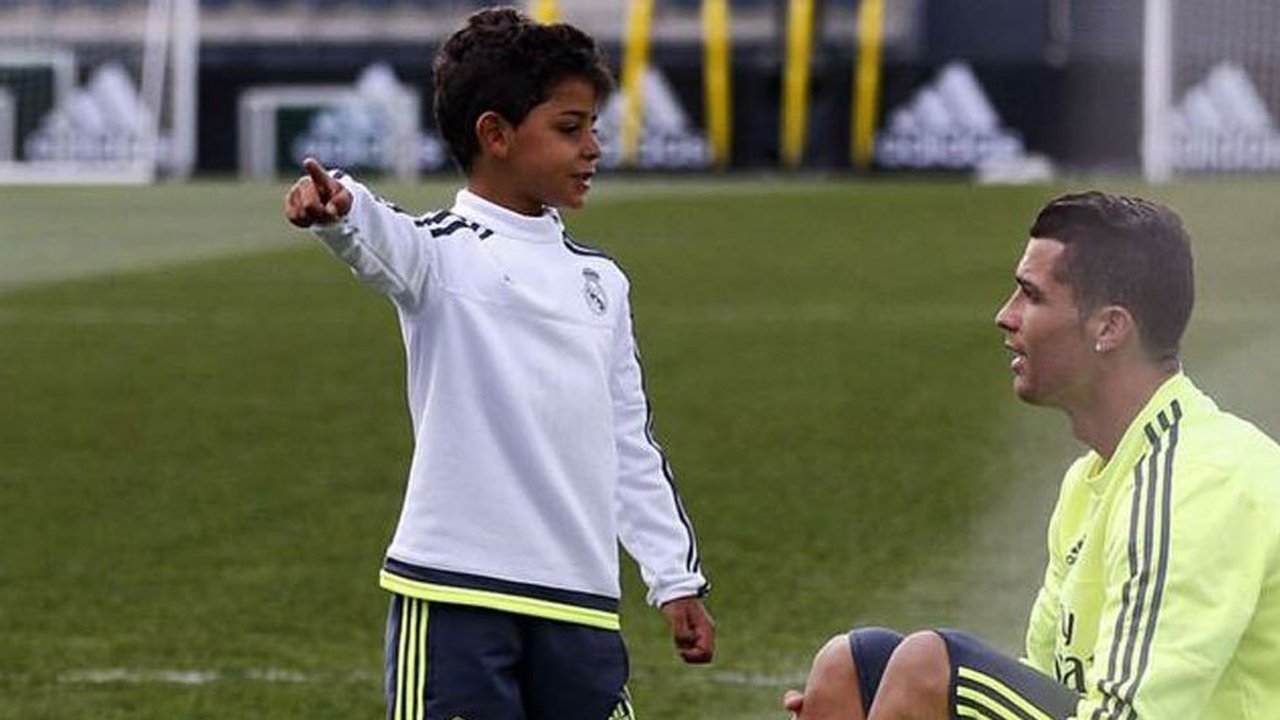 Cristiano Ronaldo dan anaknya sedang berlatih sepakbola