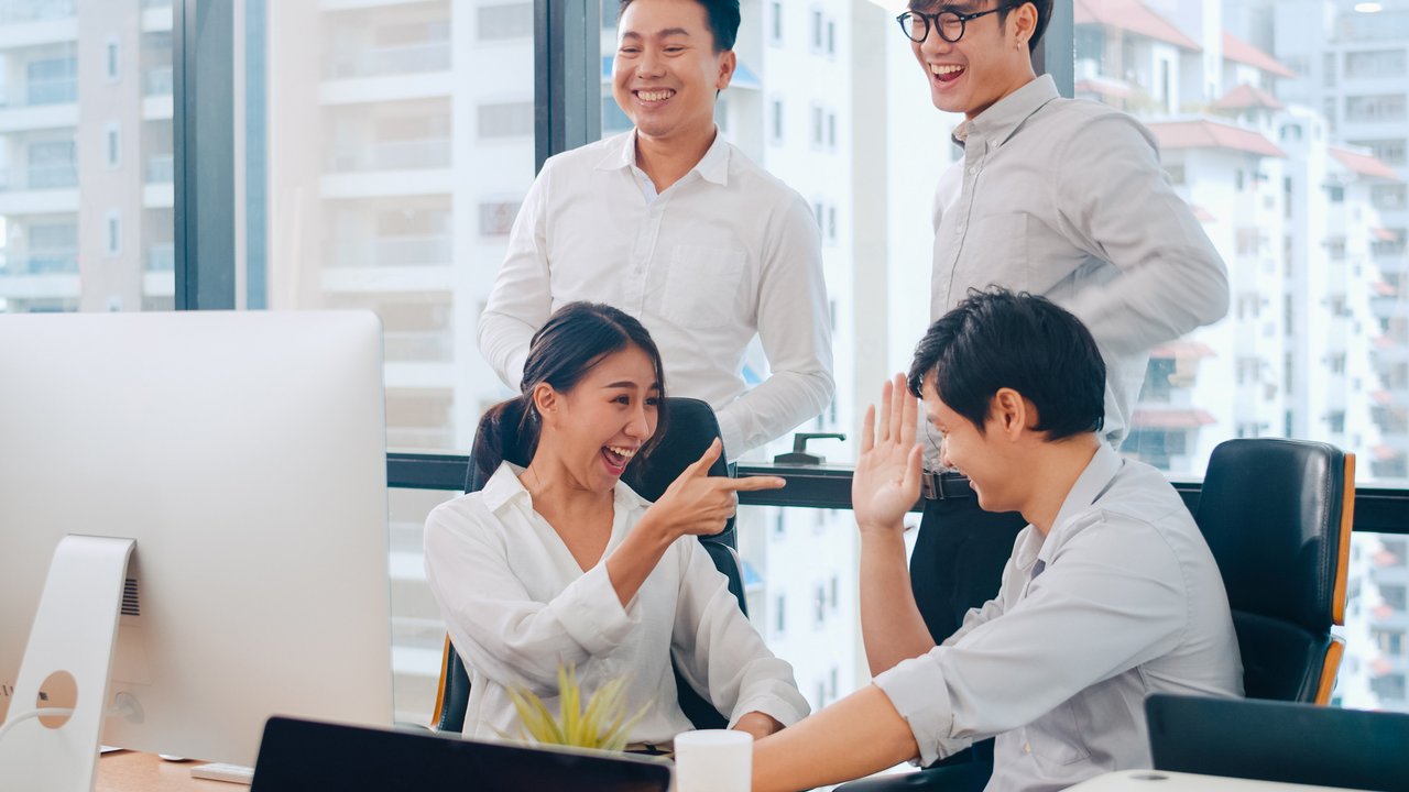 wanita kerja kolaborasi bersama teman kantor copyright/freepik