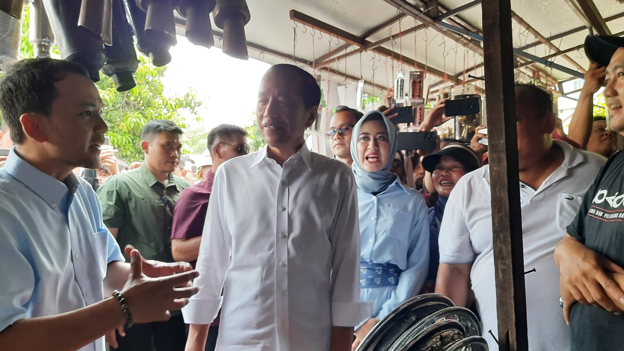 Potret Jokowi Bareng Paslon Respati-Astrid Sapa Warga di Pasar Notoharjo