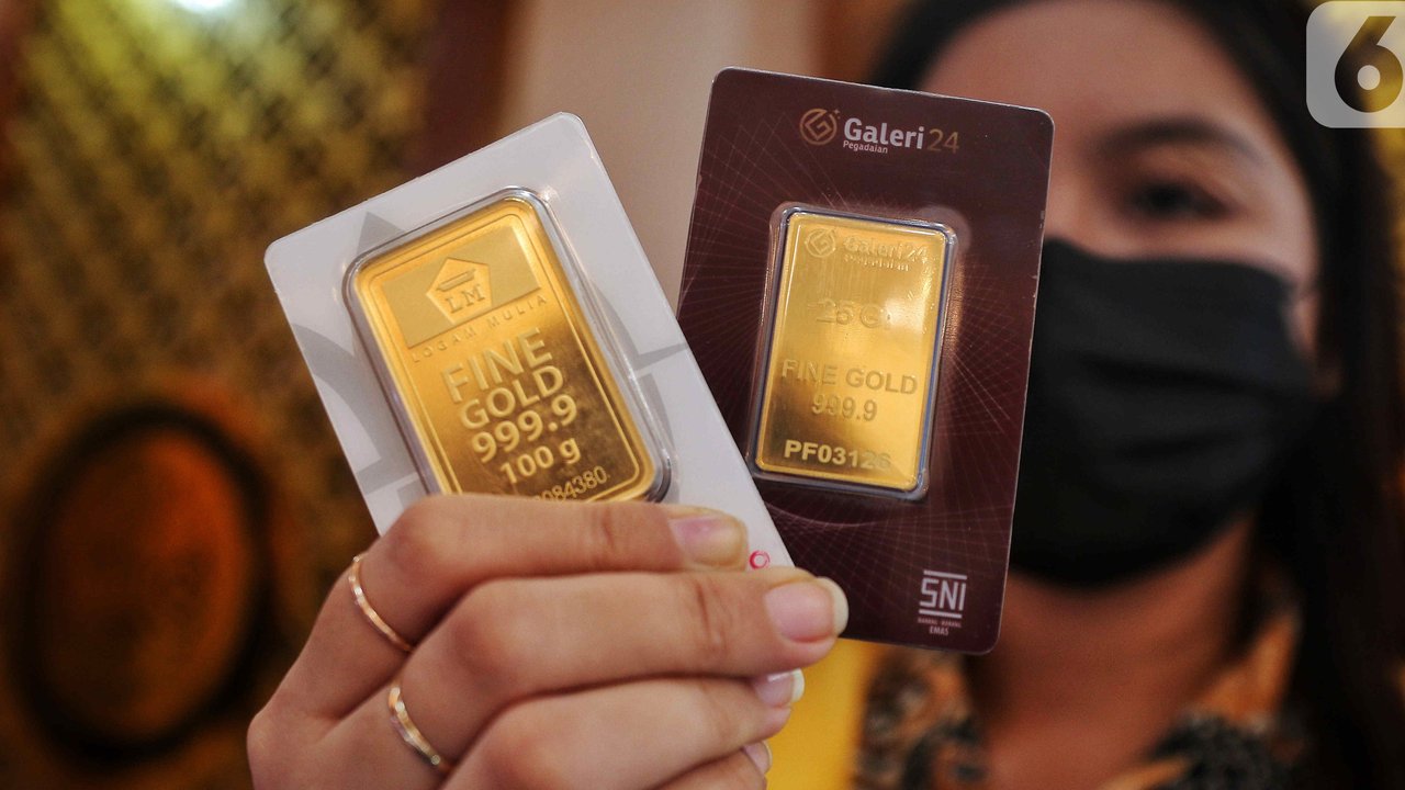 <p>Pegawai menunjukkan emas batangan di Galeri 24, Jakarta, Selasa (13/9/2022). Mengutip dari laman logammulia.com, cetakan emas terkecil yakni 0,5 gram, berada di level Rp 525.000. Sedangkan, untuk satuan 5 gram, dihargai Rp 4.525.000, dan 10 gram Rp 8.995.000. (Liputan6.com/Angga Yuniar)</p>