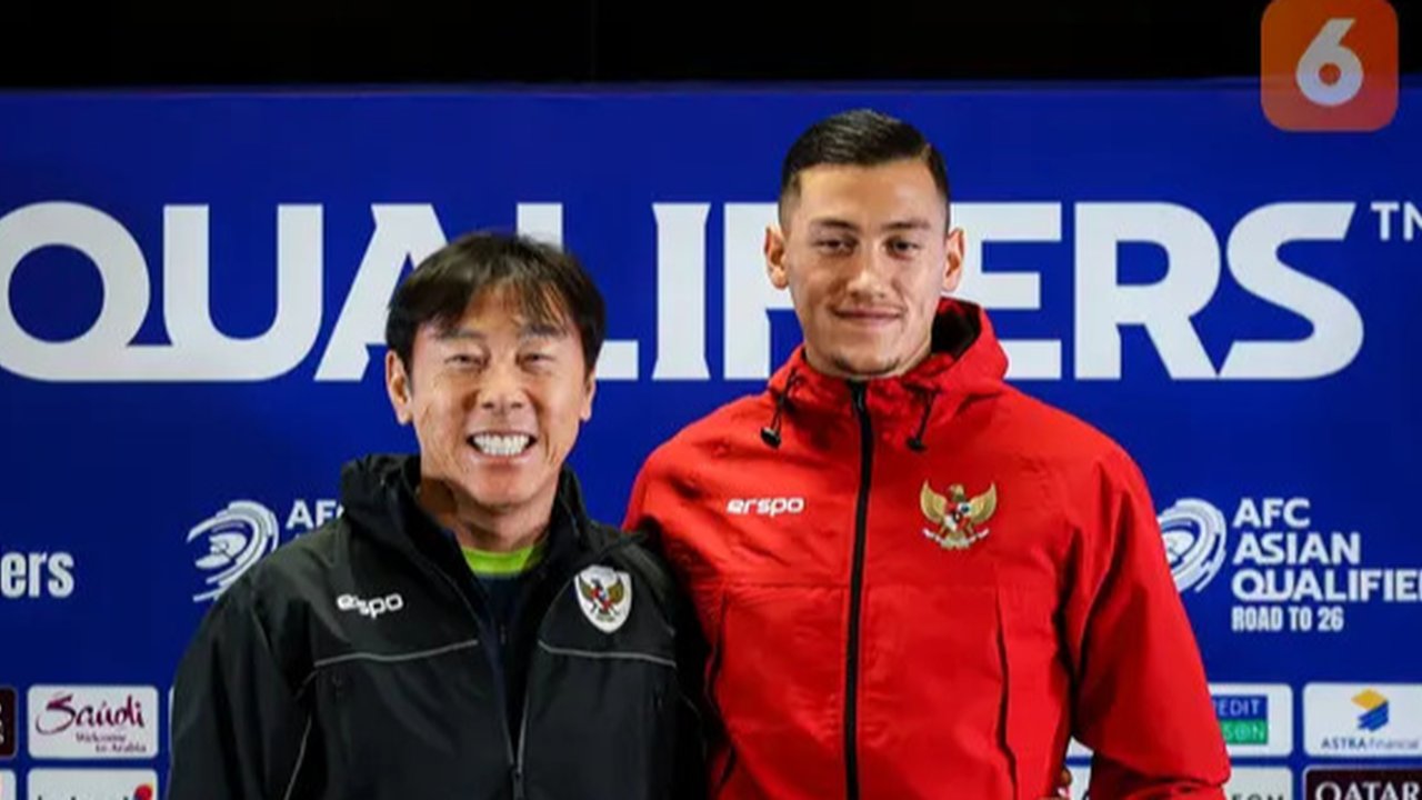 Pelatih Timnas Indonesia, Shin Tae-yong mencatat saat official training menjelang laga lanjutan putaran ketiga Kualifikasi Piala Dunia 2026 melawan Jepang di Stadion Utama Gelora Bung Karno (SUGBK), Senayan, Jakarta, Kamis (14/11/2024). (Bola.com/Bagaskara Lazuardi)