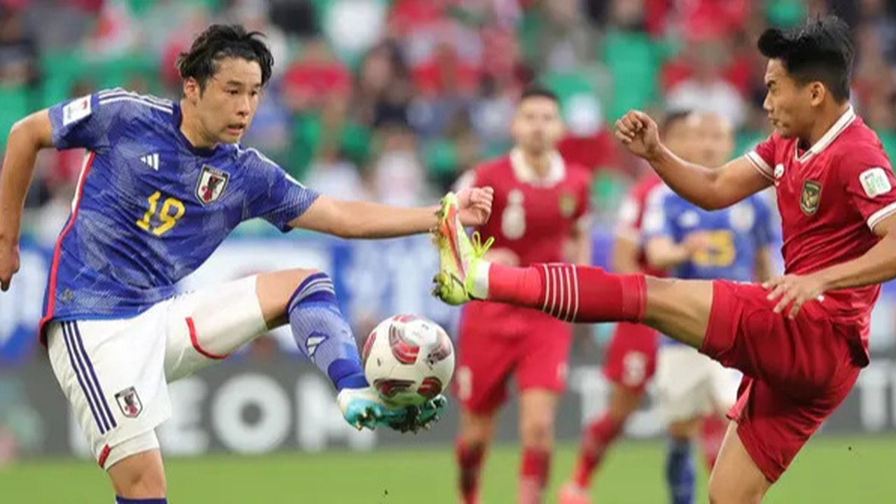 Pelatih Timnas Indonesia, Shin Tae-yong (kiri) menunjuk penerjemahnya Jeong Seok-seo atau Jeje untuk berfoto bersama dengan Jay Idzes saat konferensi pers menjelang laga lanjutan putaran k