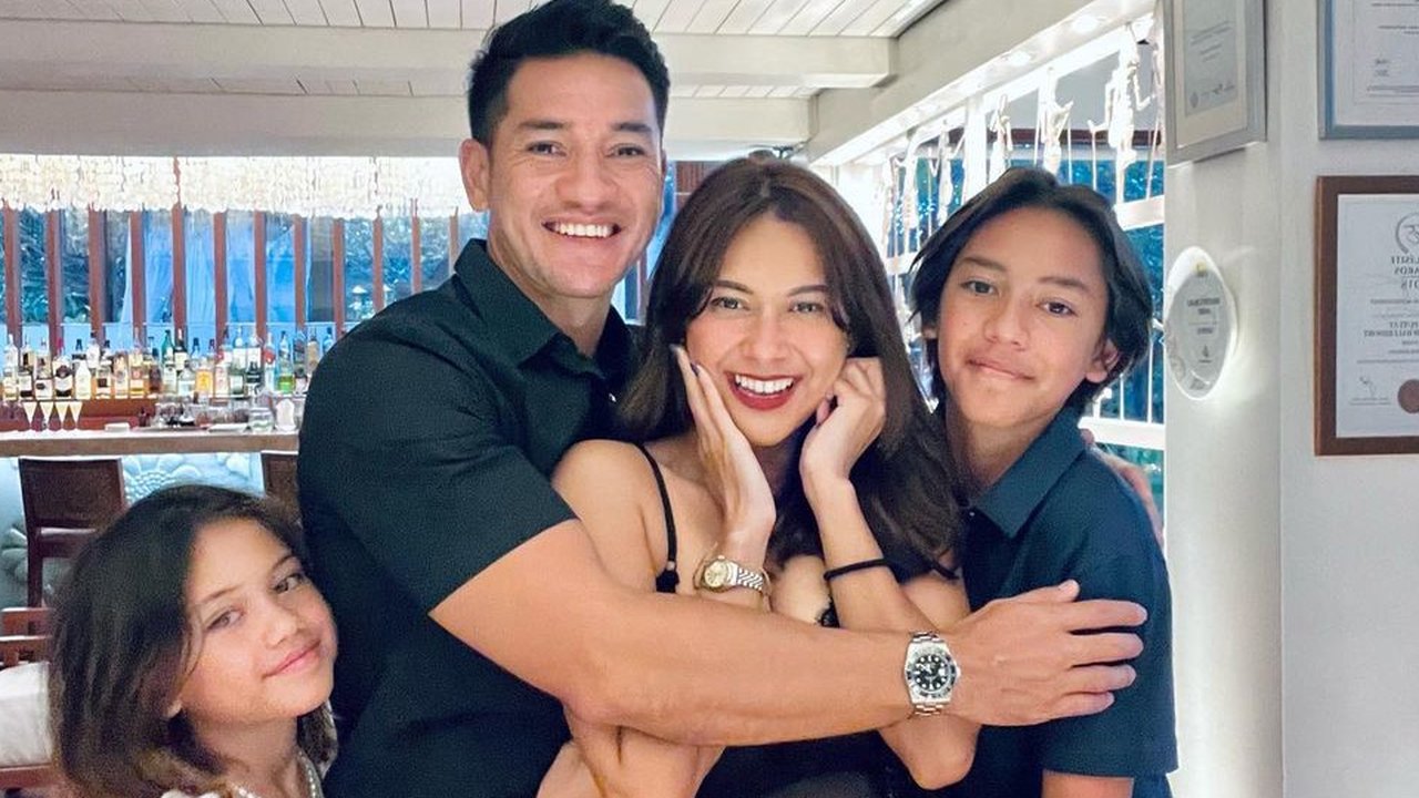 <p>Potret Jason Deandra White, putra Nana Mirdad dan Andrew White yang selalu kompak bersama keluarga. (Instagram @nanamirdad_)</p>