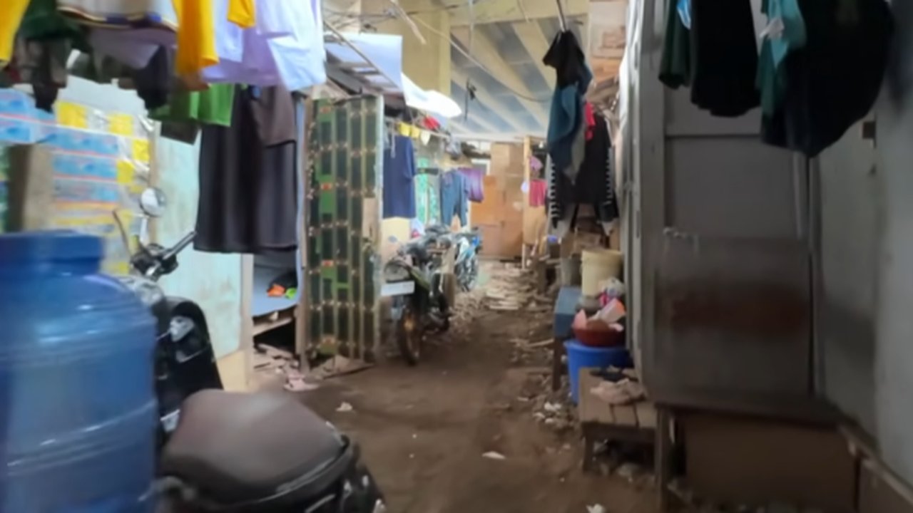 Potret Rumah di Bawah Jalan Tol