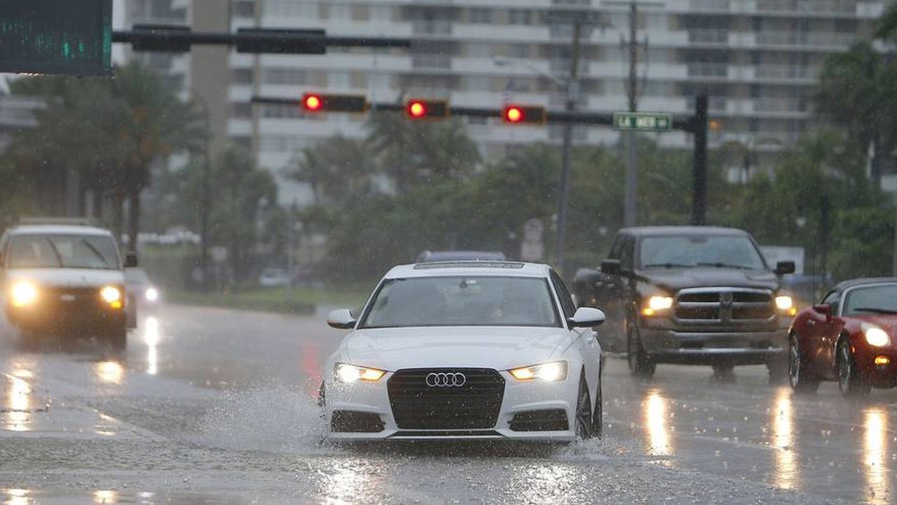 Penggunaan lampu hazard saat hujan deras sering disalahartikan sebagai tindakan aman. Padahal, lampu hazard hanya untuk keadaan darurat. Pahami aturan dan risikonya agar berkendara tetap aman.