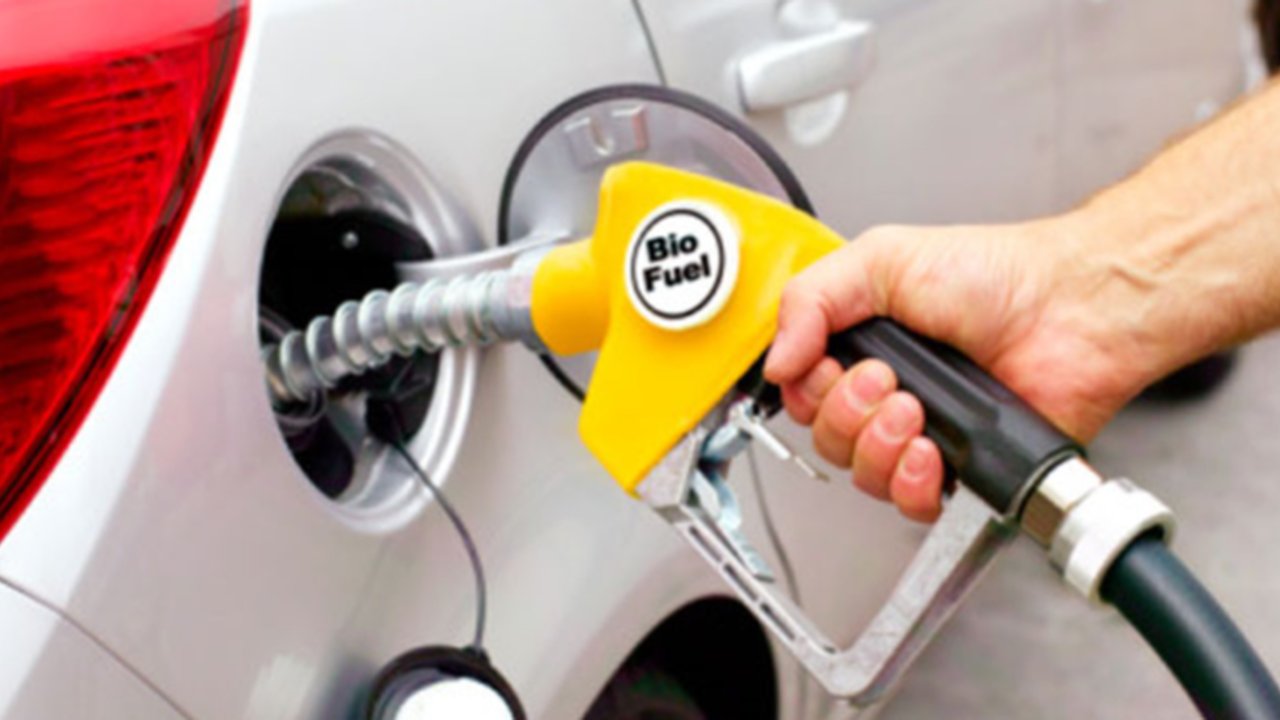Jepang mengeluarkan kebijakan ambisius dengan menetapkan target penggunaan biofuel di sektor otomotif pada 2030. Langkah ini dilakukan untuk menekan emisi karbon tanpa bergantung pada mobil listrik, dengan target pengurangan karbon signifikan pada sektor transportasi hingga 2040.