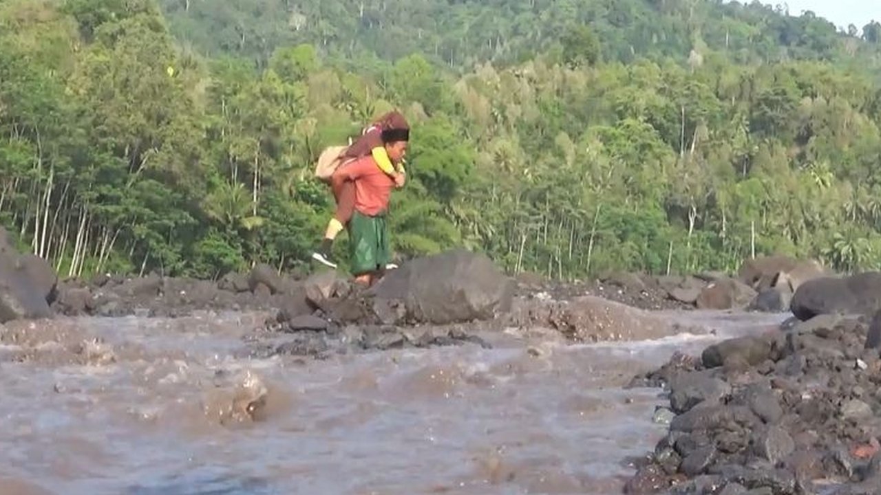 Material Banjir Lahar Semeru Tutup Jembatan Limpas