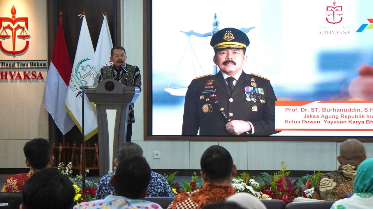 Jaksa Agung Ri, ST Burhanuddin menerima kunjungan Menteri Transmigrasi di kantor Kejagung, Jakarta, Jumat, 15 November 2024