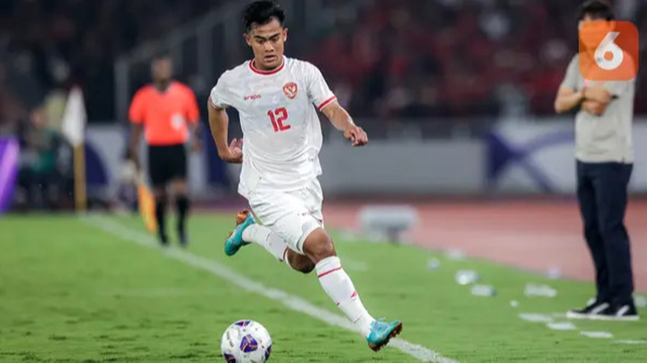 Pemian Timnas Indonesia, Pratama Arhan mengejar bola saat laga Kualifikasi Piala Dunia 2026 melawan Australia di Stadion Utama Gelora Bung Karno (SUGBK), Senayan, Jakarta, Selasa (10/09/20