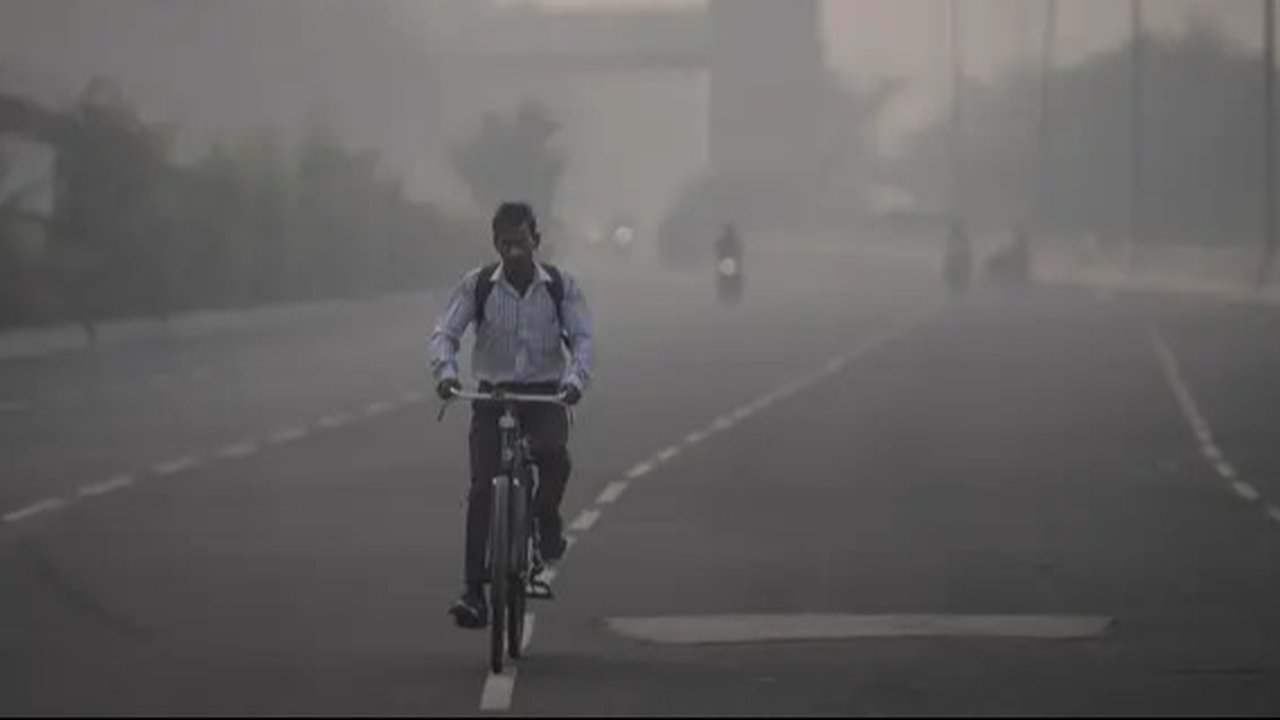 Pejalan kaki berjalan di sepanjang jalan dekat Gerbang India di tengah kabut asap tebal di New Delhi, Kamis (3/11/2022). Setiap musim dingin, udara dingin beserta asap dari petani yang membak