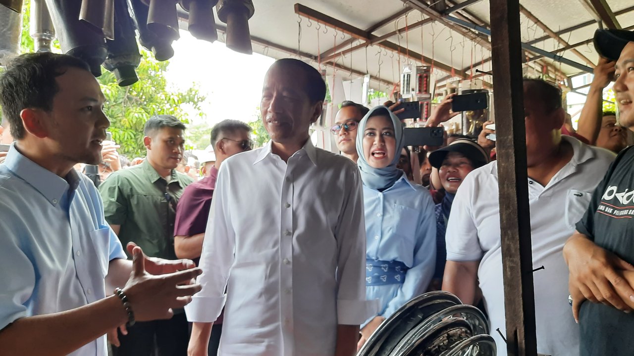 Potret Jokowi Bareng Paslon Respati-Astrid Sapa Warga di Pasar Notoharjo