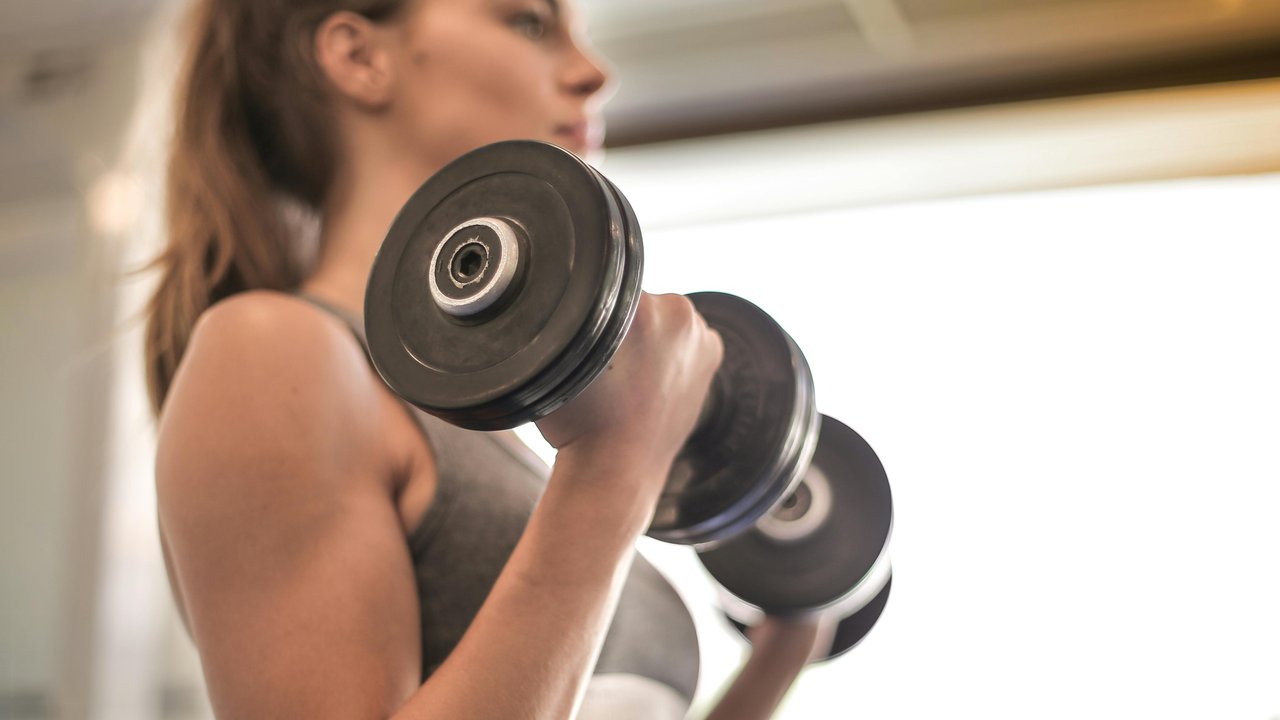Cara Memulai Angkat Beban untuk Pemula: Kebugaran dan Kekuatan Otot