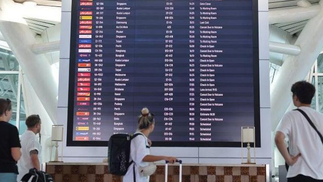 Letusan-letusan Gunung Lewotobi Laki-laki di Nusa Tenggara Timur mengakibatkan pembatalan sekitar 160 penerbangan dari dan menuju ke Bali antara 4 November hingga 13 November.