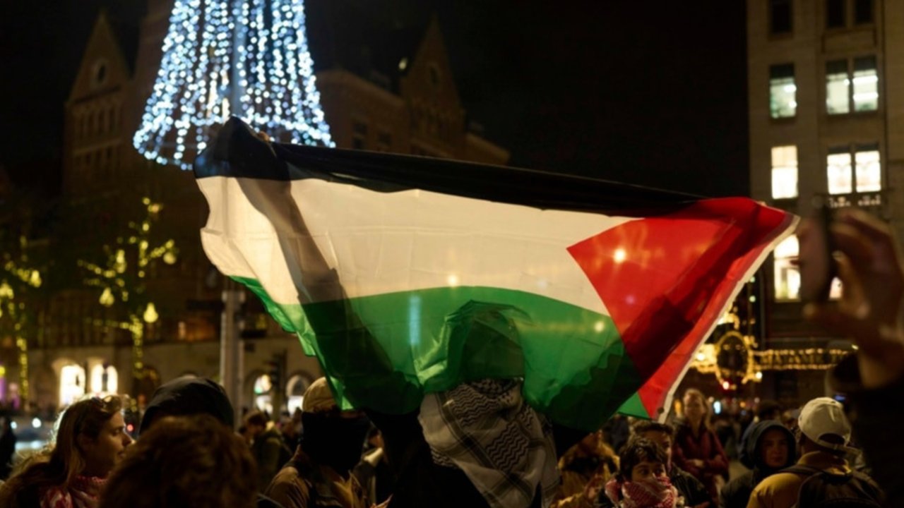 Ratusan demonstran pro-Palestina pada Rabu (13/11) berkumpul di Alun-alun Dam di pusat Kota Amsterdam untuk menggelar aksi unjuk rasa meskipun terdapat larangan pemerintah kota terhadap aksi seperti itu.
Sejumlah besar polisi hadir dan memerintahkan massa untuk pindah ke sebuah taman di...