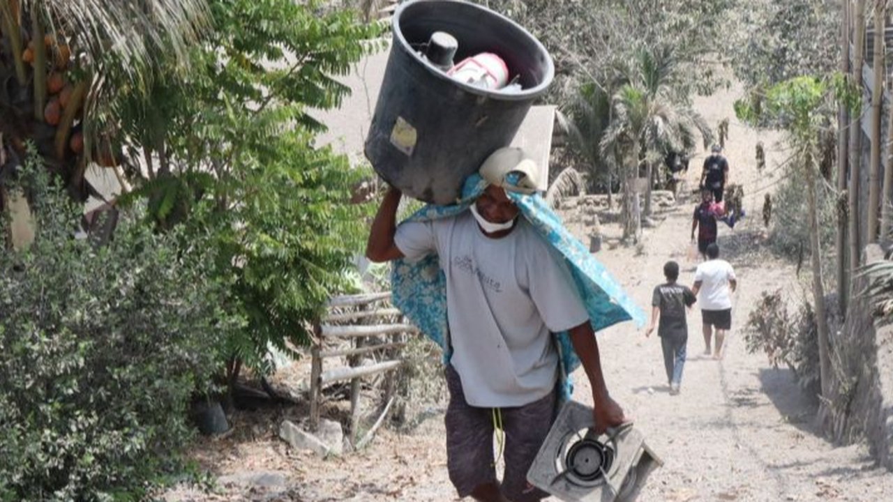 Cerita Warga Berbondong-bondong Angkut Ternak Akibat Desa Terdampak Erupsi Lewotobi