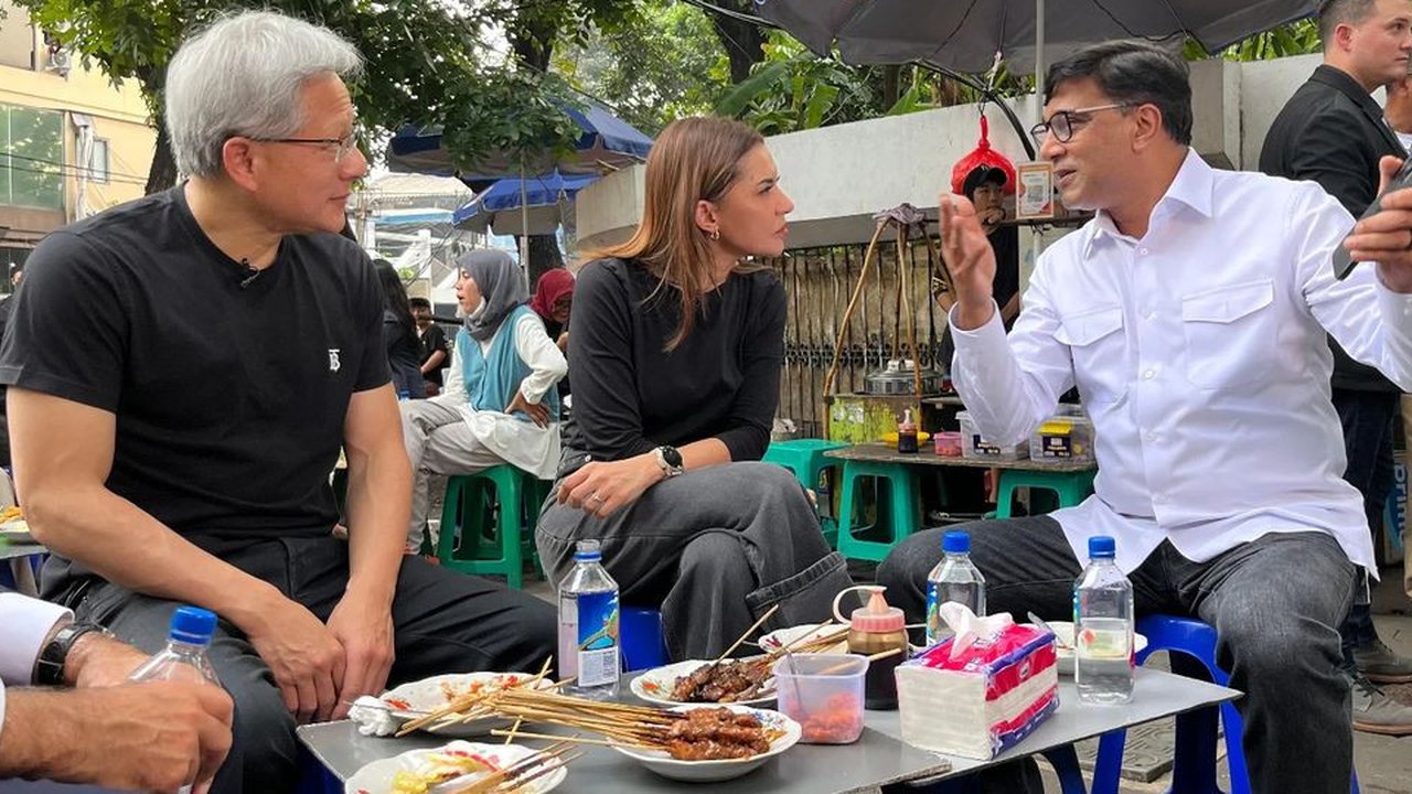 <p>CEO Nvidia Jensen Huang, Najwa Shihab, dan CEO Indosat Vikram Sinha sedang mengobrol di warung Gultik Blok M. Gambar dari unggahan instagram CEO @Indosat Ooredoo Hutchison Vikram Sinha.</p>
