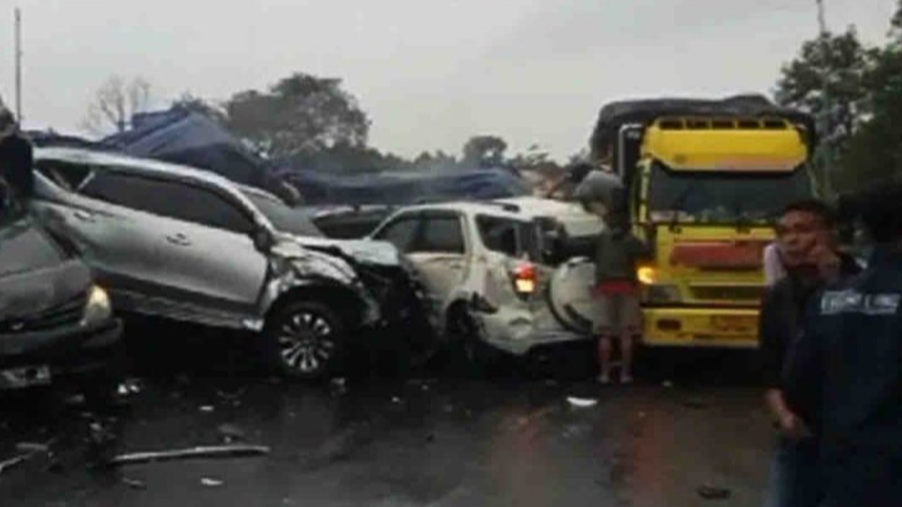 Kecelakaan beruntun terjadi di Tol Cipularang KM 92 pada Senin (11/11/2024). (Dok. Istimewa)