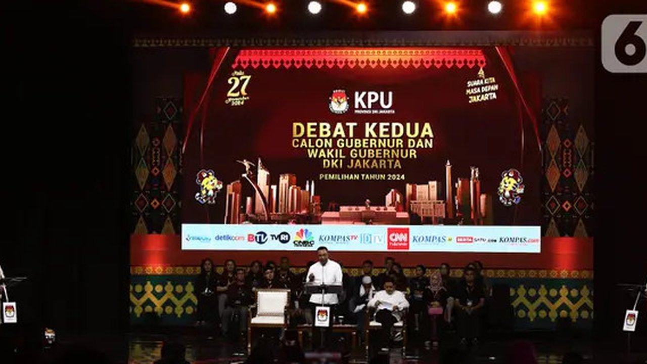 Para calon gubernur DKI Jakarta Ridwan Kamil, Dharma Pongrekun dan Pramono Anung (berdiri dari kiri ke kanan) saat debat kedua Pemilihan Gubernur DKI Jakarta pada Pemilihan Kepala Daerah (Pil