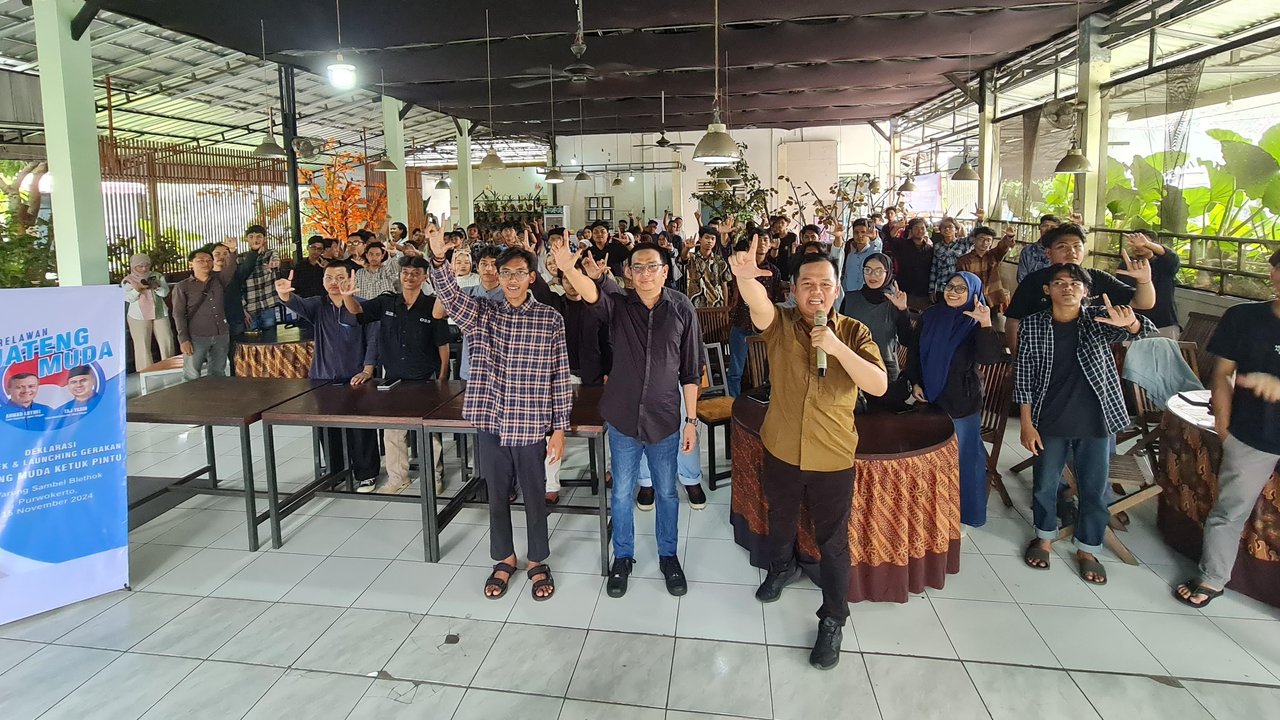 Seratus pemuda yang menghadiri acara tersebut semarak melafalkan yel-yel untuk Luthfi Yasin
