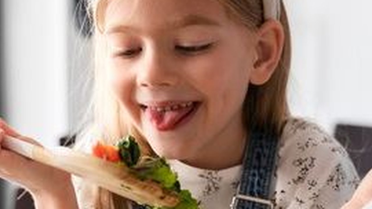 Ilustrasi Anak Makan