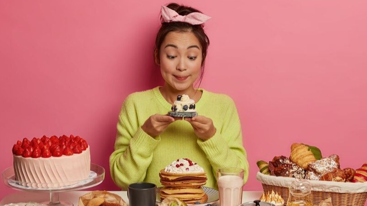 Ilustrasi Makan Makanan Manis