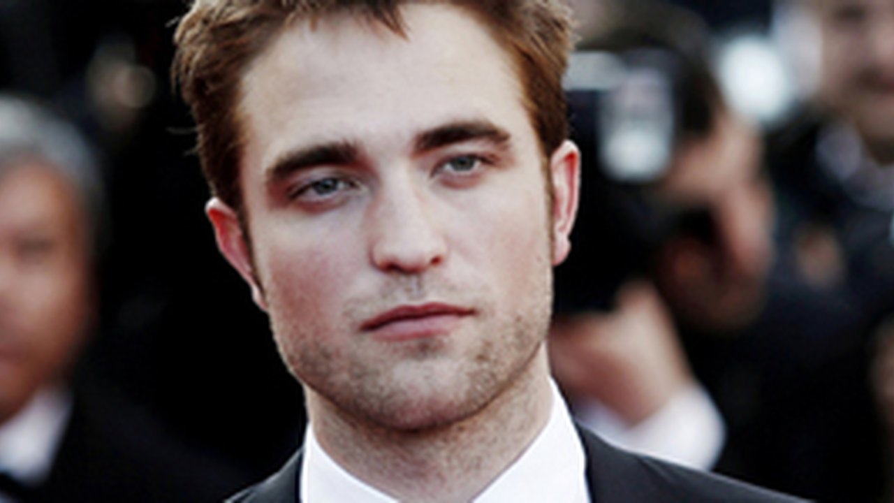 Dandan Unik di Red Carpet, Robert Pattinson Nekat Padukan Jas & Celana Pendek