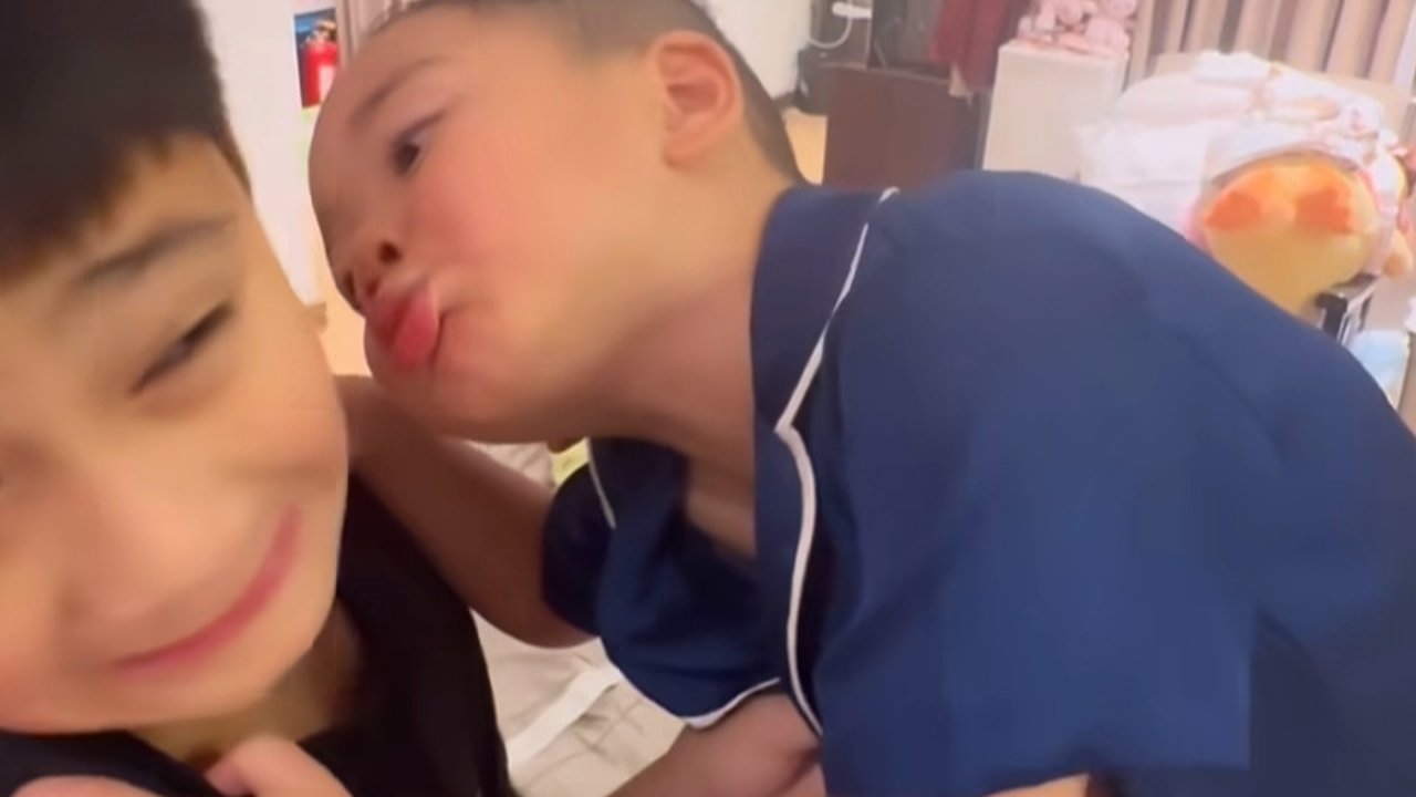 Potret Rayyanza Dimandikan & Dipakaikan Baju Sama Rafathar, Ngaku Sayang ke Aa Segede Bumi - Tak Henti Cubit dan Cium