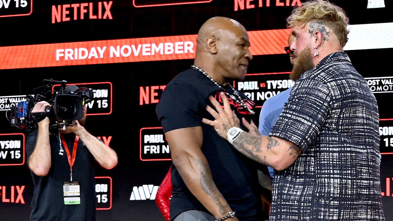 Jake Paul and Mike Tyson (AFP/Roy Rochlin)