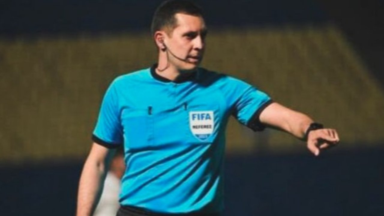 Rustam Lutfullin, wasit asal Uzbekistan, akan memimpin laga krusial Indonesia vs Arab Saudi di Kualifikasi Piala Dunia 2026. Dengan pengalaman internasionalnya, ia dikenal sebagai pengadil tegas namun kerap memicu kontroversi di lapangan.