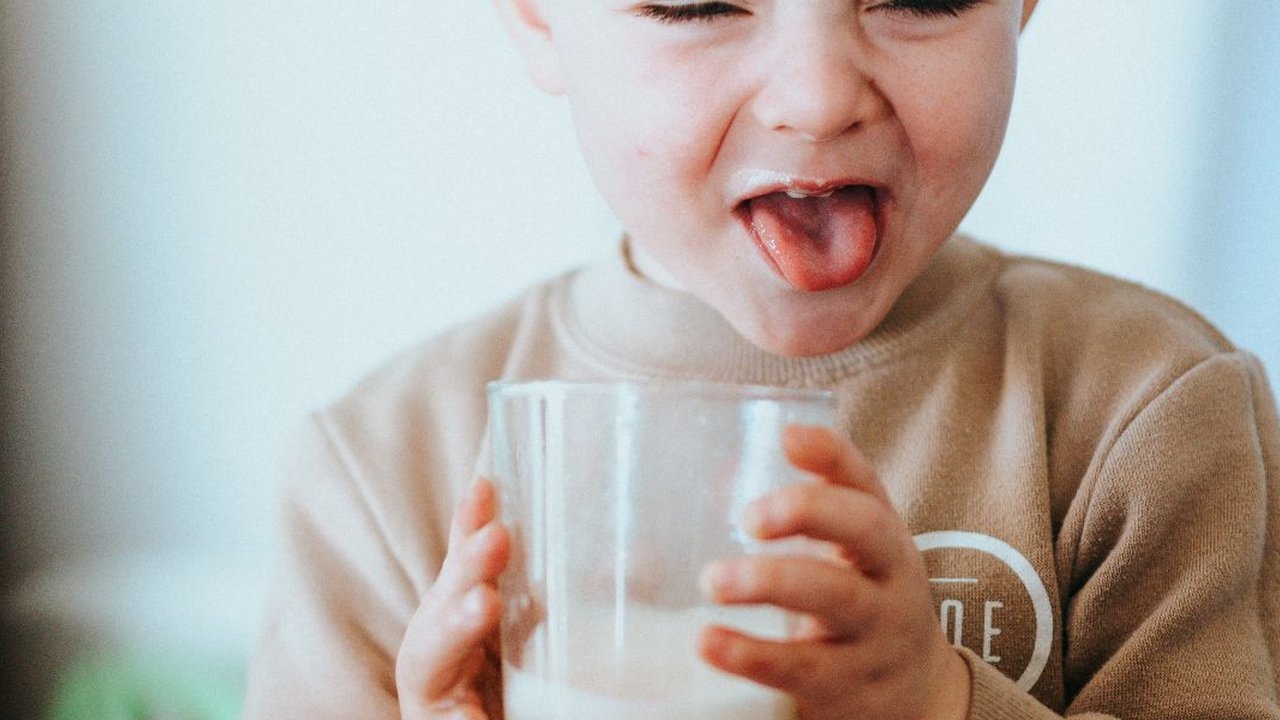 Alergi susu sapi membuat sistem kekebalan tubuh merespons protein dalam susu sebagai zat asing yang berbahaya.