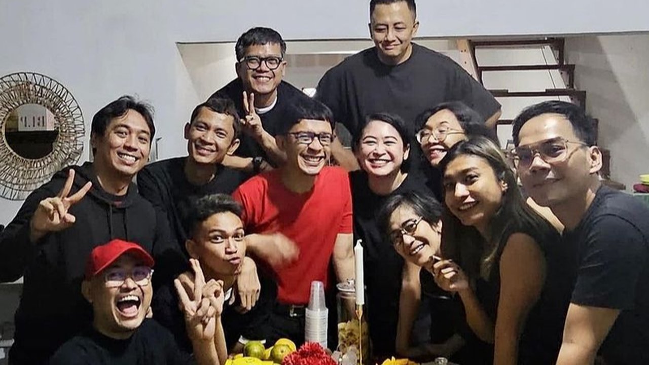 Tidak banyak teman artis yang datang berikan ucapan selamat atau datang langsung di perayaan ini. Namun suasana tetap ceria dan kekeluargaan rayakan Aming yang bertambah usia.