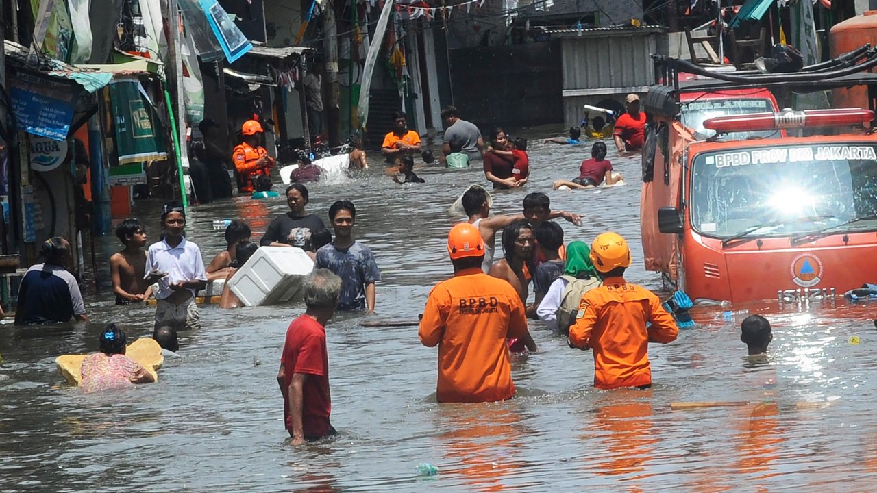 Banjir luapan air laut (rob) kembali terjadi di pesisir Jakarta Utara menyebabkan sekitar delapan titik di kawasan tersebut terendam air. (merdeka.com/Arie Basuki)