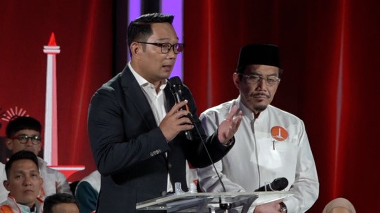 Calon Gubernur Provinsi DKI Jakarta nomor urut satu, Ridwan Kamil menjawab soal komitmennya untuk tidak akan sembarang melakukan penggusuran pada warga ...