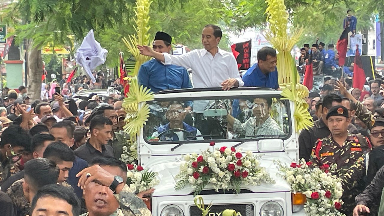 Jokowi ramaikan kampanye cagub cawagub Jawa Tengah. Presiden ke-7 Indonesia Joko Widodo (tengah) didampingi Calon Gubernur dan Calon Wakil Gubernur Jawa Tengah nomor urut ...