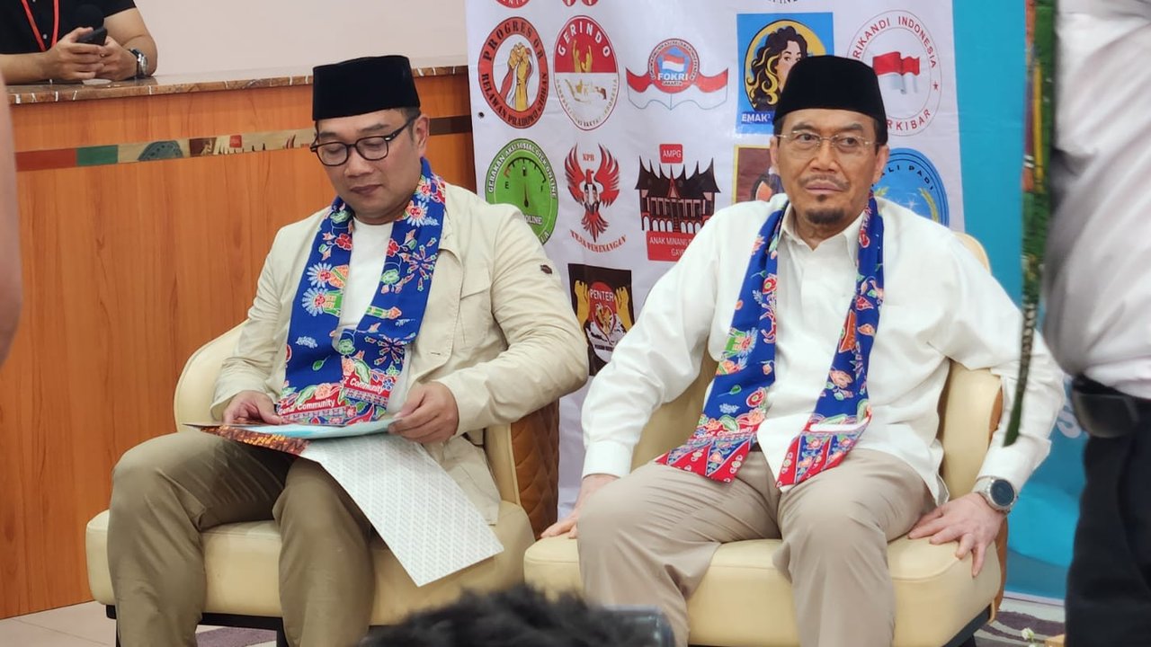 ANTARA - Calon Gubernur Jakarta Nomor Urut 1 Ridwan Kamil memberi tanggapan terkait idenya untuk memindahkan pusat kota Jakarta, termasuk balai kota, keluar ...
