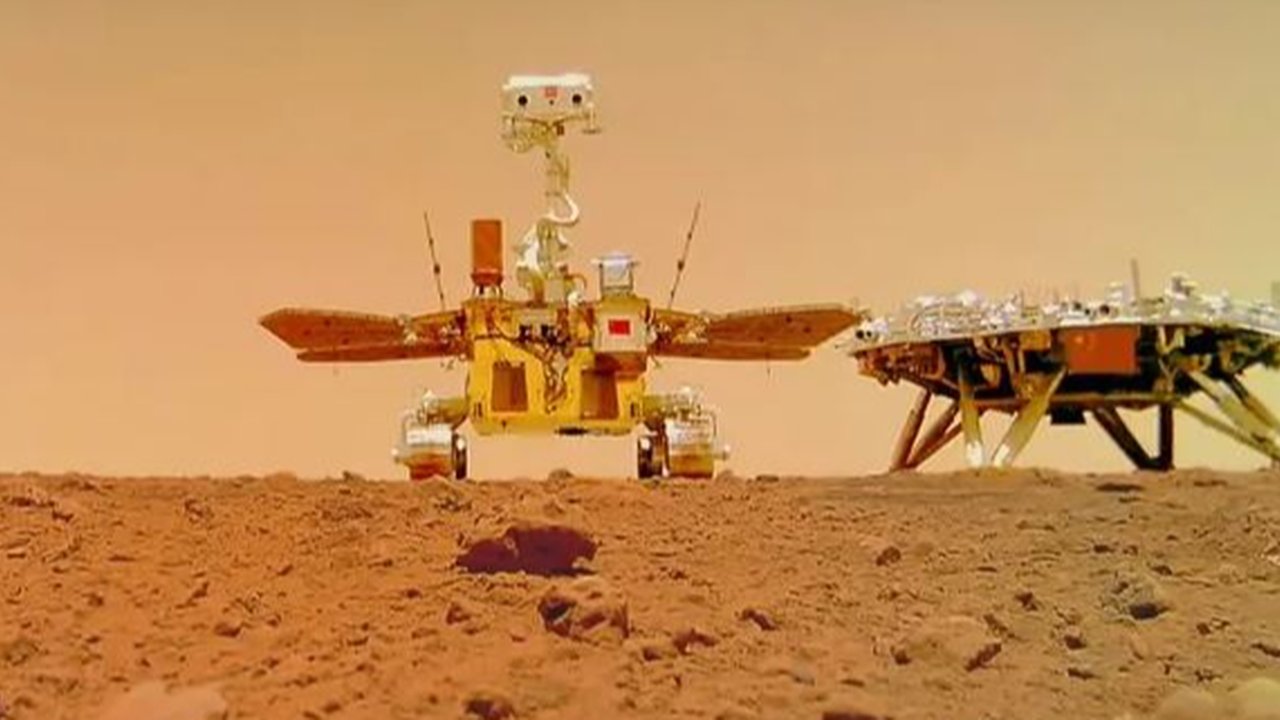 Pesawat penjelajah luar angkasa China, Zhurong, di planet Mars.