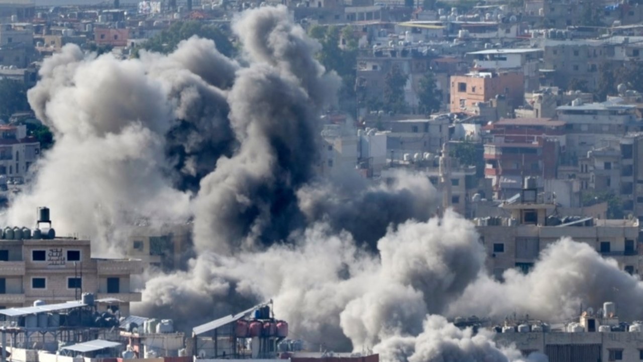 Penasihat senior pemimpin tertinggi Iran, Ali Larijani, menyampaikan dukungan itu usai bertemu PM Lebanon Najib Mikati di Beirut, Jumat (15/11). Pernyataan Larijani dianggap sebagai sinyal bahwa Iran mendukung perjanjian gencatan senjata yang dinegosiasikan dengan Israel.